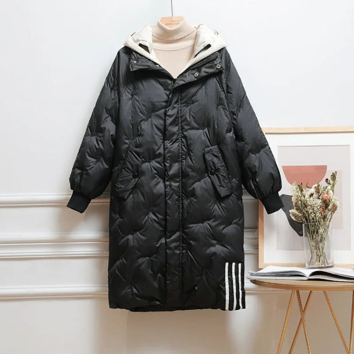 Detail van de gevoerde lange dames winterjas. Warme, modieuze stof voor comfort en bescherming tegen de kou.