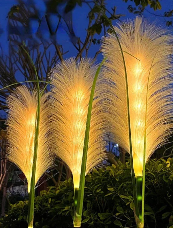 Decoratieve rieten SunReed tuinverlichting, sfeervolle buitenverlichting voor een landelijke tuindecoratie.