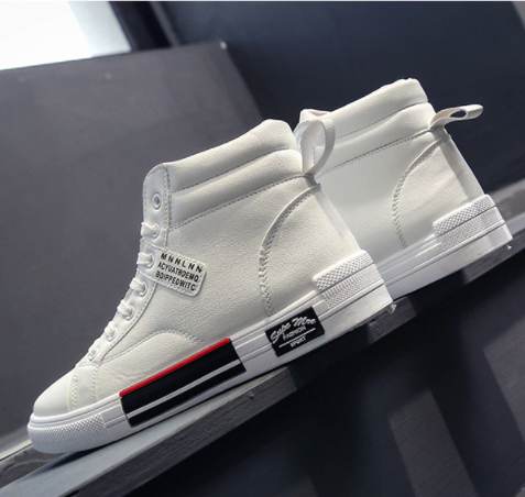 Witte casual heren hoge sneakers. Perfect voor een moderne, comfortabele herfst- en winterlook.