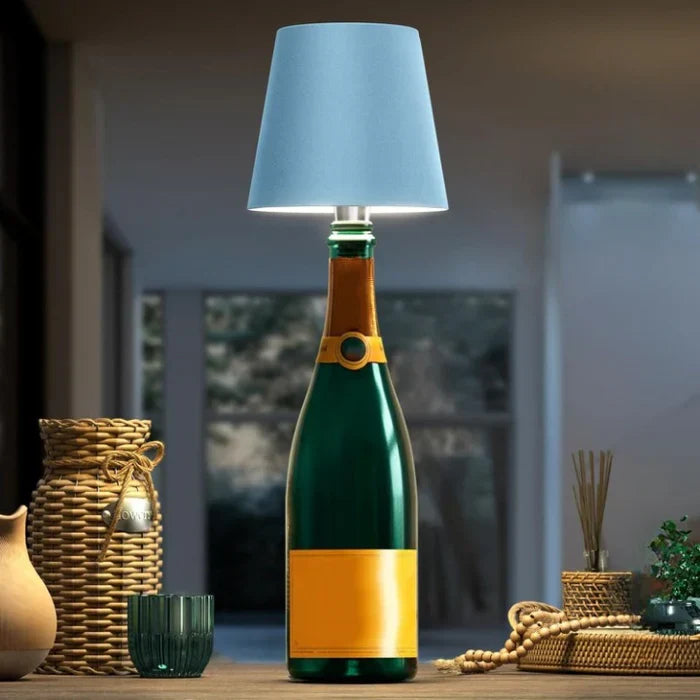 Close-up van de GlowBottle LED fleslamp, met zachte sfeerverlichting.