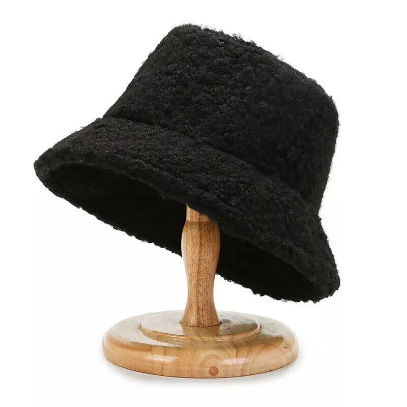 Dames Warme Teddy Bucket Hoed Livia, een modieuze lamswollen wintermuts voor fashionbewuste vrouwen.