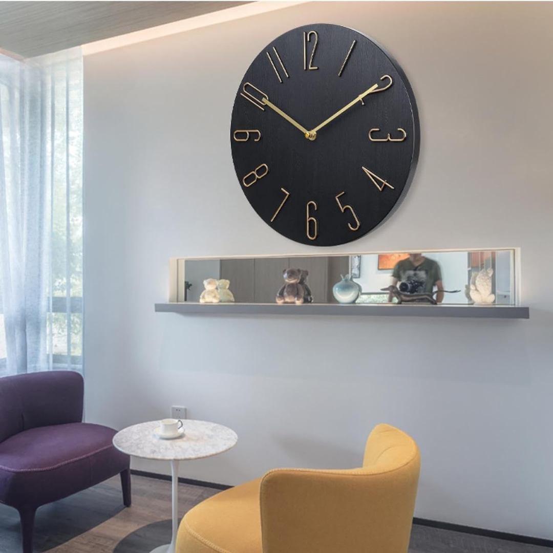 Moderne wandklok met blauw kleuraccent, perfect voor een stijlvol interieur.