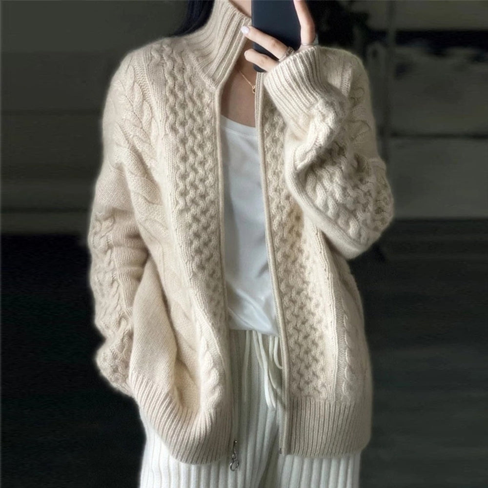 Beige dames kasjmier vest met hoge hals, gebreid, luxe en comfortabel voor winterse elegantie.