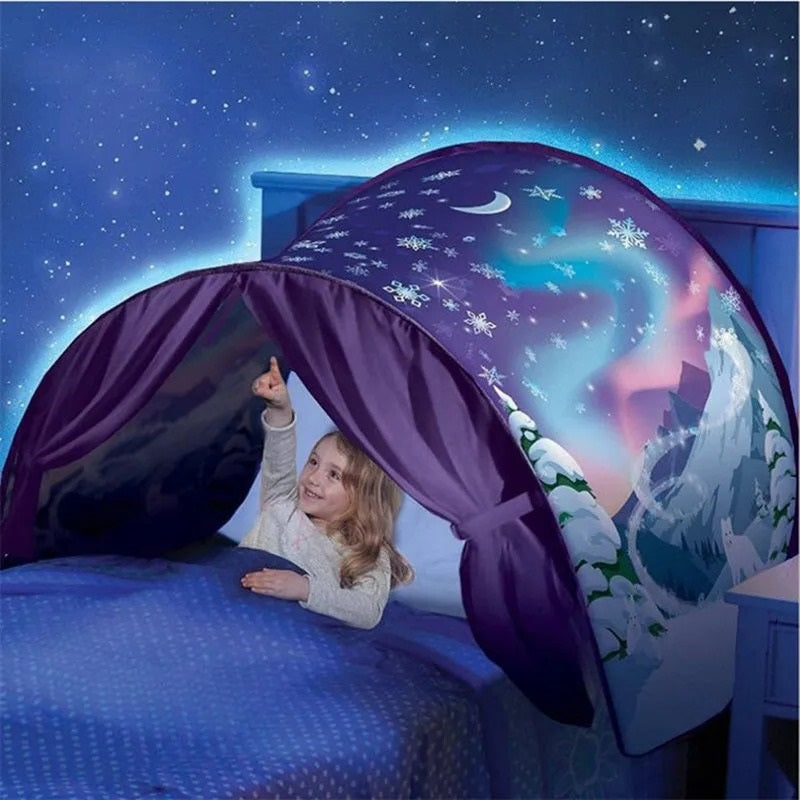 Kinderbedtent DroomDome met universum thema. Ontdek sterren en planeten in deze avontuurlijke slaapwereld voor jongens.
