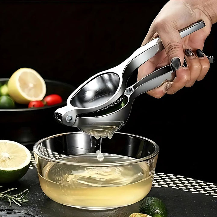 Roestvrijstalen citruspers met ergonomische grip voor moeiteloos citroenen persen. Duurzame keukenhulp.