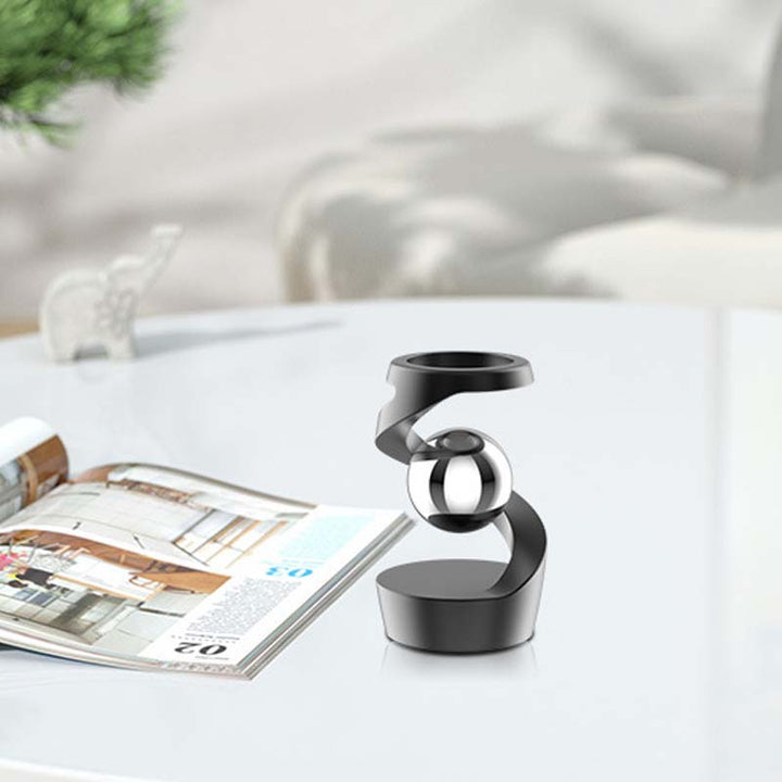 Moderne draaiende gyroscoop perfect als kantoor decoratie en focus hulpmiddel.
