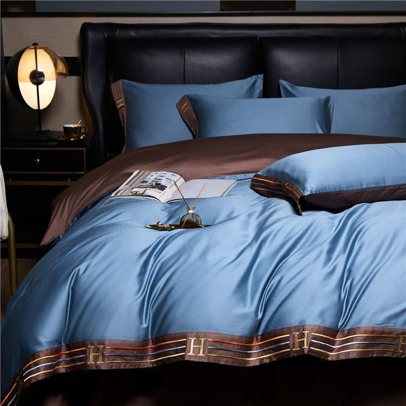 Luxe satijnen beddengoed 4-delige OpulenceSleep set voor comfortabele slaapkamer.