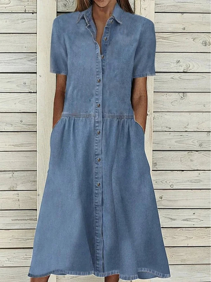 Blauwe dames denimlook jurk met knoopsluiting en comfortabele midi pasvorm, ideaal voor een casual zomerlook.