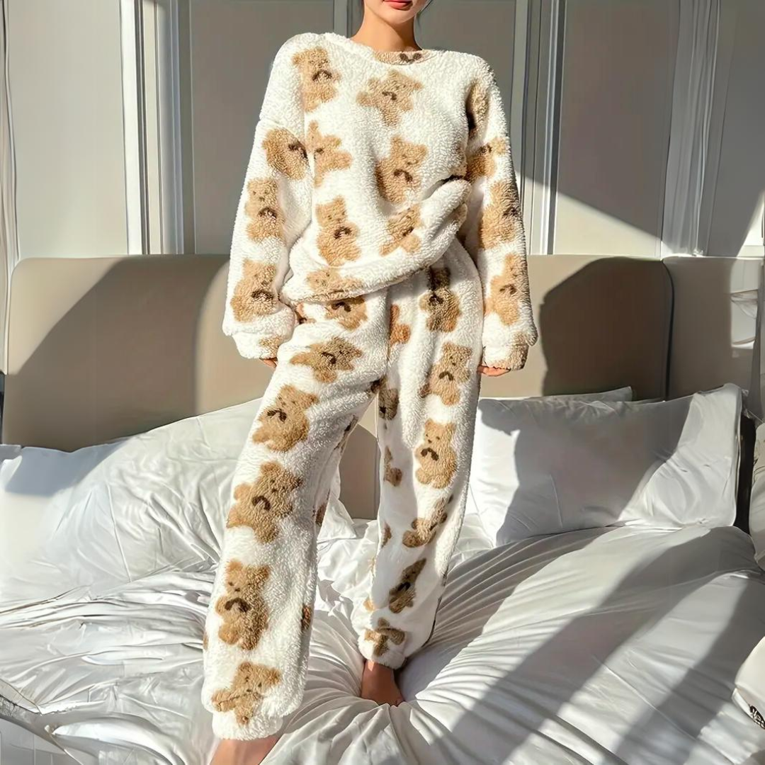 Dames fluweelzachte pyjamaset Mila met schattige berenprint. Comfortabele nachtkleding van polyester.