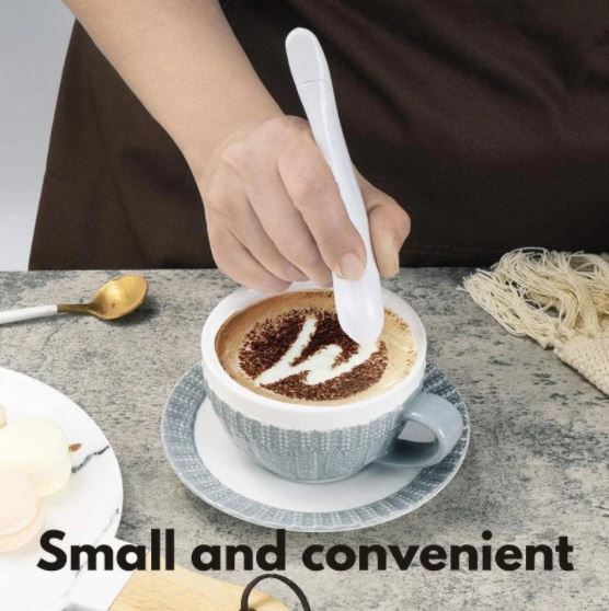 Witte Barista latte art pen om koffie, gebak en desserts te decoreren met fijne patronen.