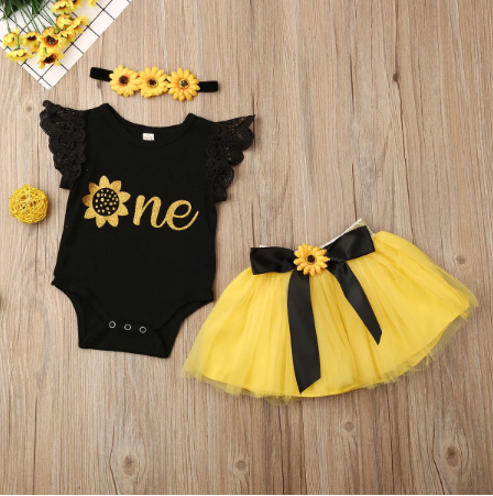 Stijlvolle zonnebloem baby jurk voor meisjes, een vrolijke lente of zomer outfit met levendig patroon.