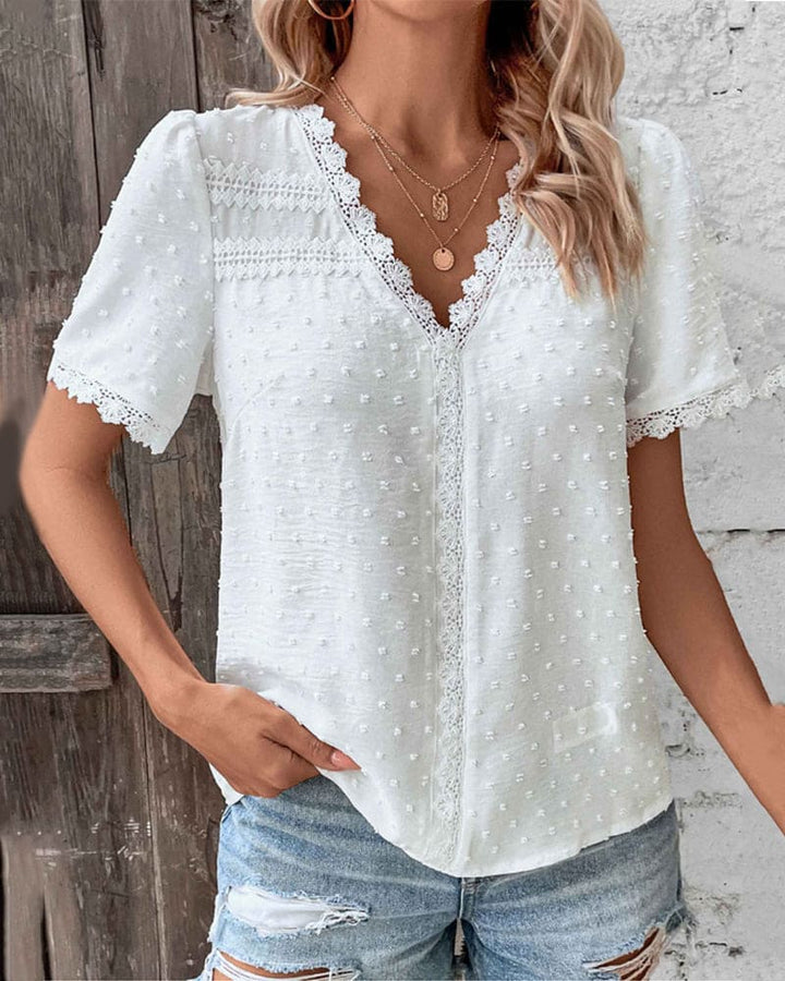 Elegante witte dames kanten blouse met korte mouwen en V-hals, perfect voor zomerse casual chic outfits.