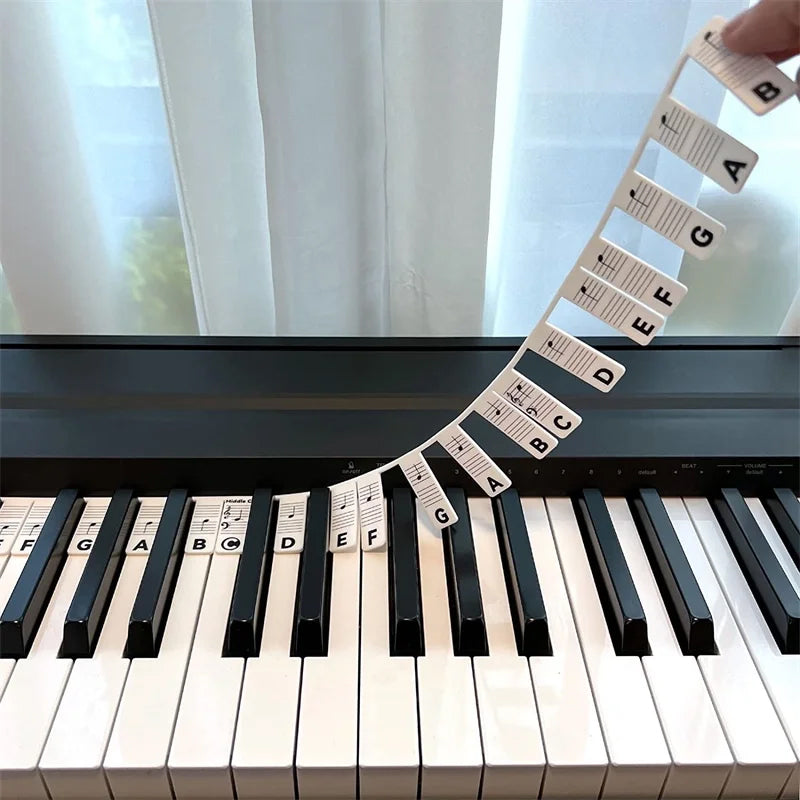 Duidelijke siliconen notenlabels op een 88-toetsen piano, hulp bij het leren van muziek voor beginners.