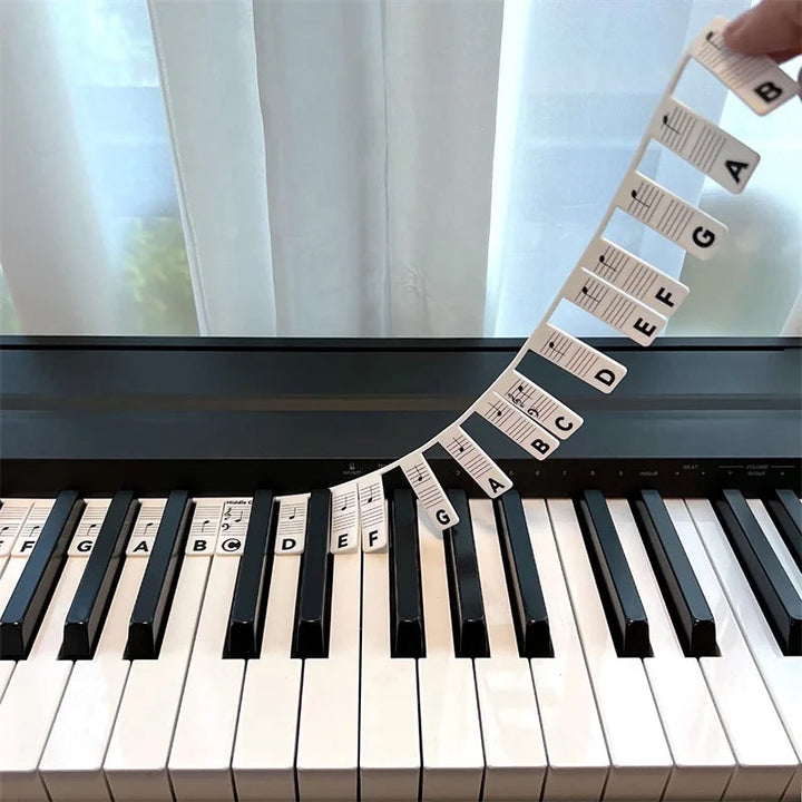 Duidelijke siliconen notenlabels op een 88-toetsen piano, hulp bij het leren van muziek voor beginners.