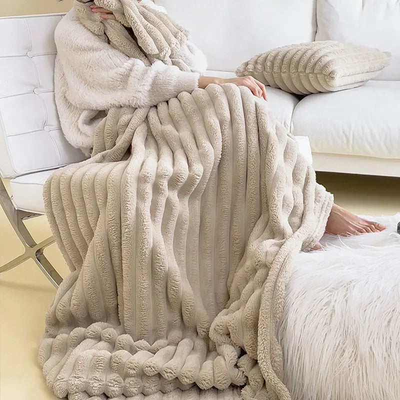 Luxe pluche CozyWrap deken voor ultiem comfort en warmte op koele avonden.