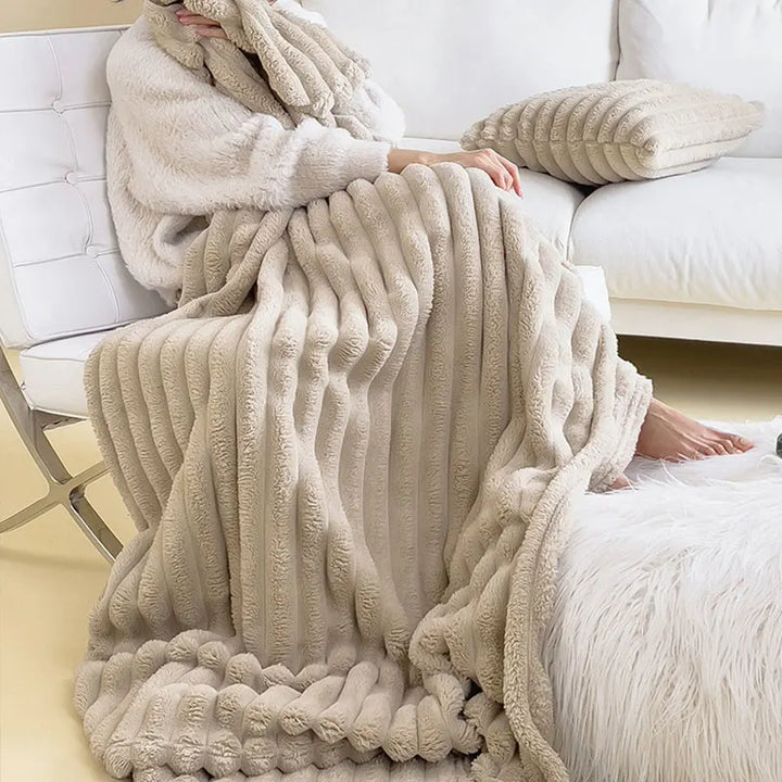 Luxe pluche CozyWrap deken voor ultiem comfort en warmte op koele avonden.