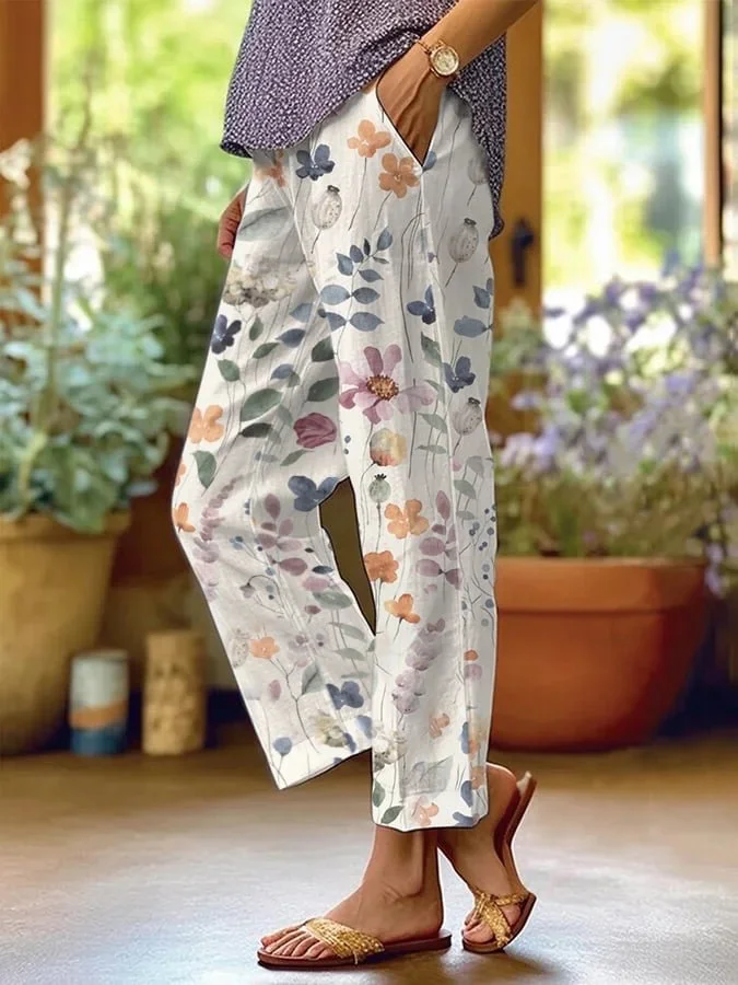 Witte losse casual damesbroek met speelse bloemenprint, ideaal voor een comfortabele en trendy zomerlook van viscose.
