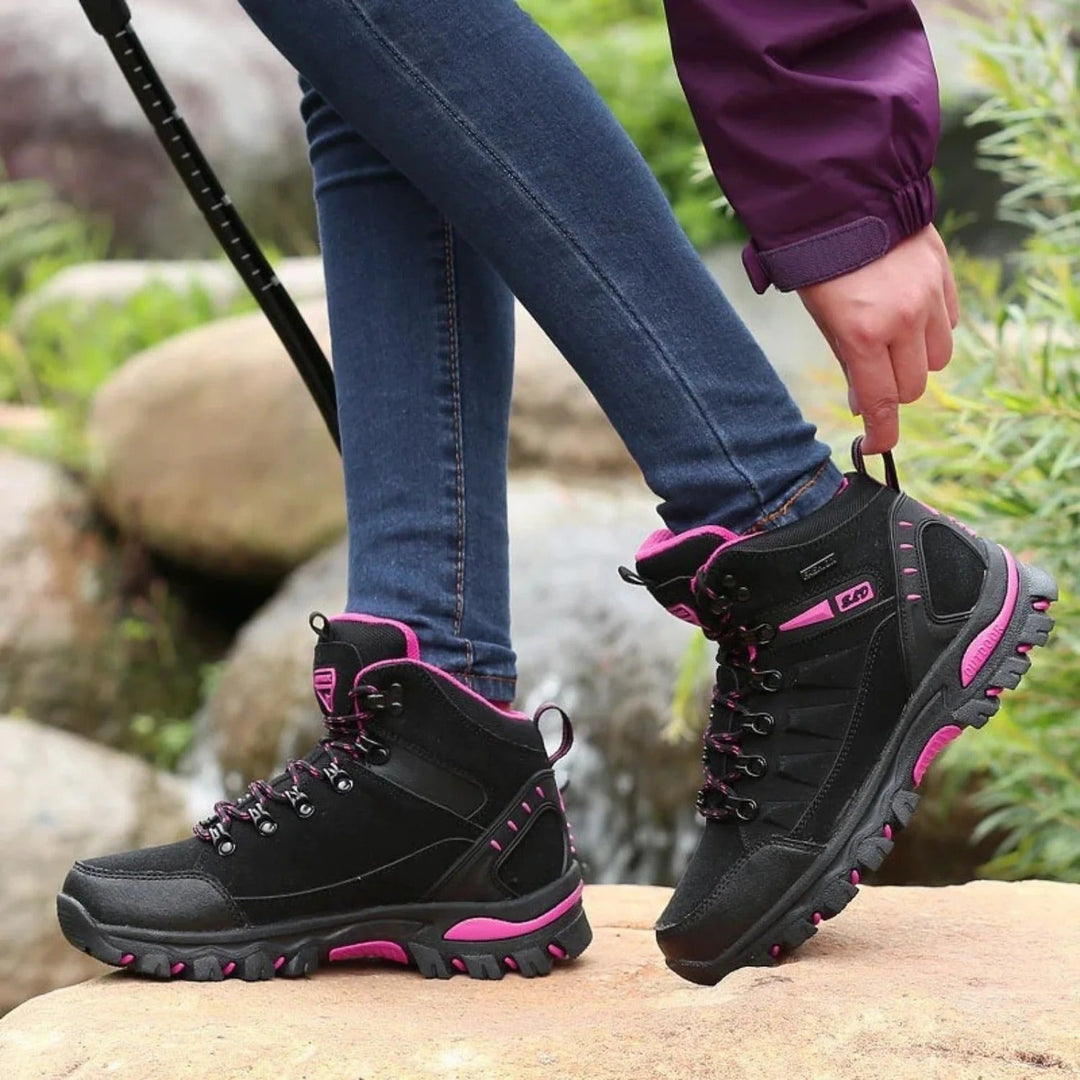 Comfortabele dames wandelschoenen in actie, perfecte grip voor outdoor avonturen. Stevige schoenen met wandelcomfort.