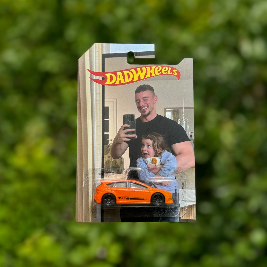 Lege gepersonaliseerde kartonnen doos, klaar om speelgoedauto's te bewaren als een uniek geschenk.