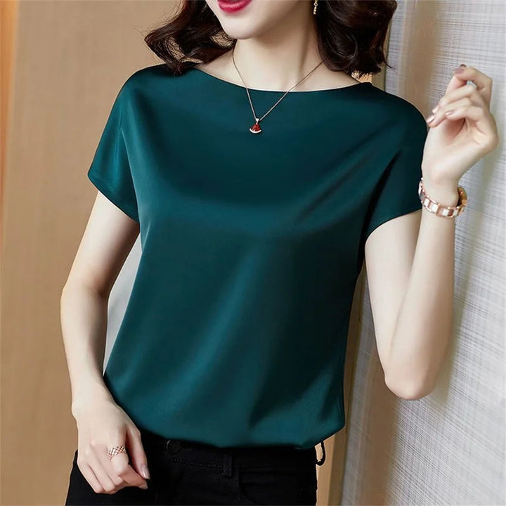 Stijlvolle rode dames top met korte mouwen en ronde hals, perfect voor een zakelijke of casual kantoorlook.