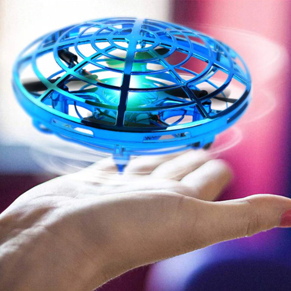 Kind bestuurt speelgoed gebarendrone met handgebaren. Interactief vliegend speelgoed zonder afstandsbediening.