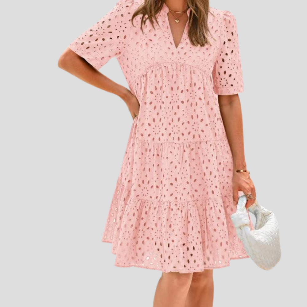 Model draagt chique A-lijn gehaakte dames jurk, ideaal als zomerjurk of strandjurk. Mouwloos, luchtig.