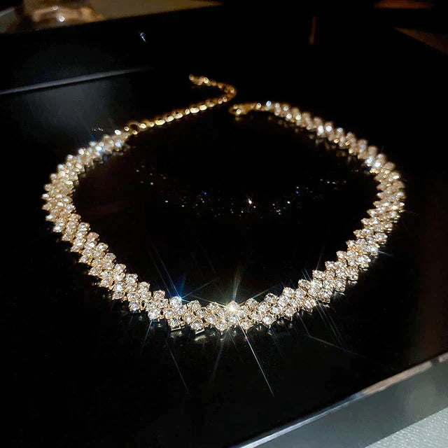 Elegante dames choker ketting met sprankelende gala steentjes. Perfect gouden accessoire voor een feestelijke look.