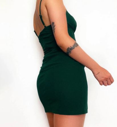 Comfortabele en trendy dames zomerjurk met dubbele split voor een sexy en luchtige stijl op warme dagen.
