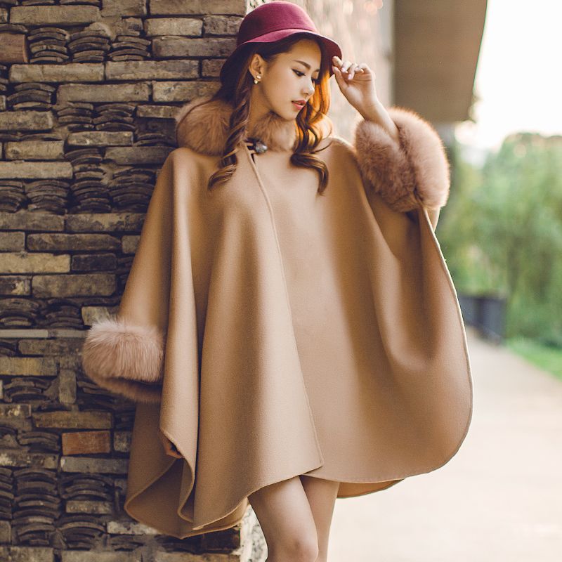 Elegante dames winterjas met losse pasvorm en warme bontafwerking. Perfect voor stijlvolle damesmode.