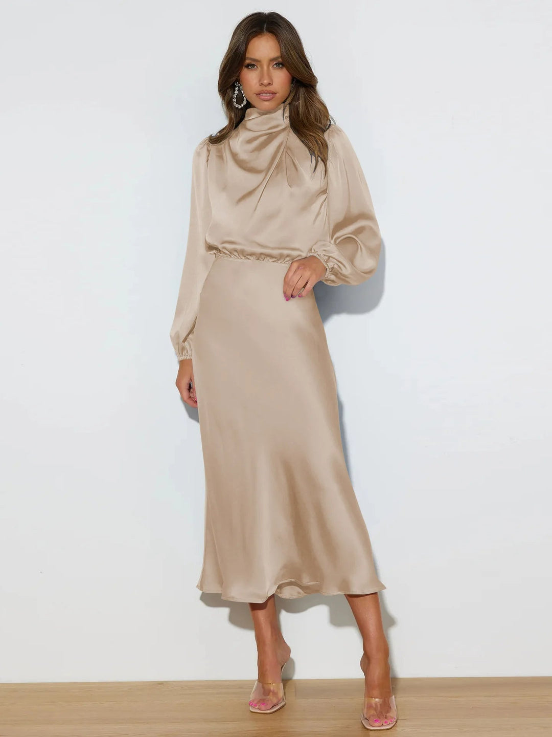 Lange elegante satijnen avondjurk voor dames, ideaal voor gala, bruiloft of feestgelegenheid. Chique A-lijn model.