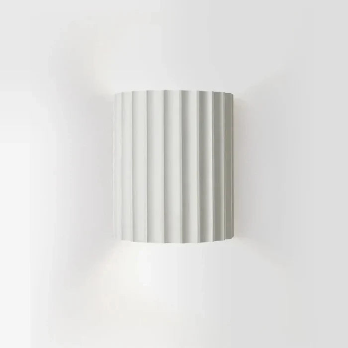 Moderne hars wandlamp 'ArtisticWave' voor stijlvolle LED-interieurverlichting en sfeervolle huisdecoratie.