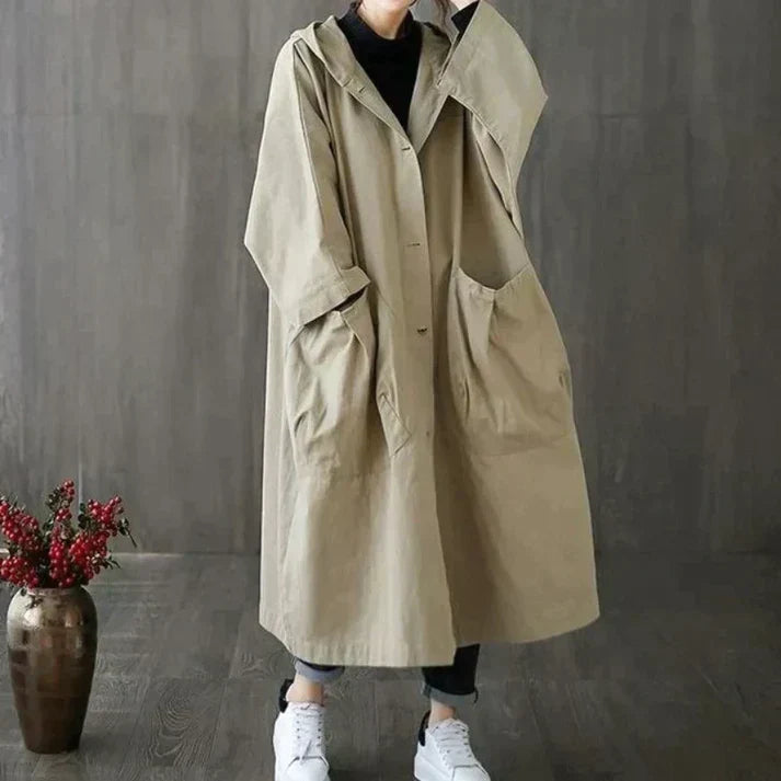 Zwarte oversized dames trenchcoat Maren, een trendy lange jas die elegantie en comfort combineert, waterafstotend.