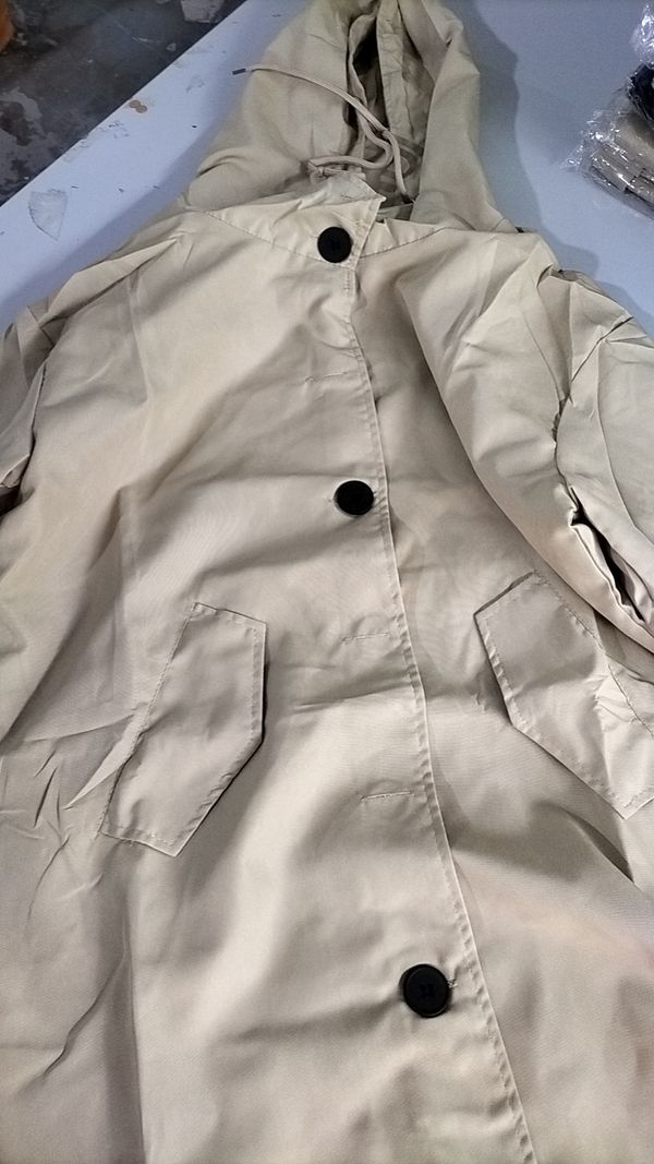 Premium dames wind- en waterdichte trenchcoat, een essentieel kledingstuk voor koud en nat weer.
