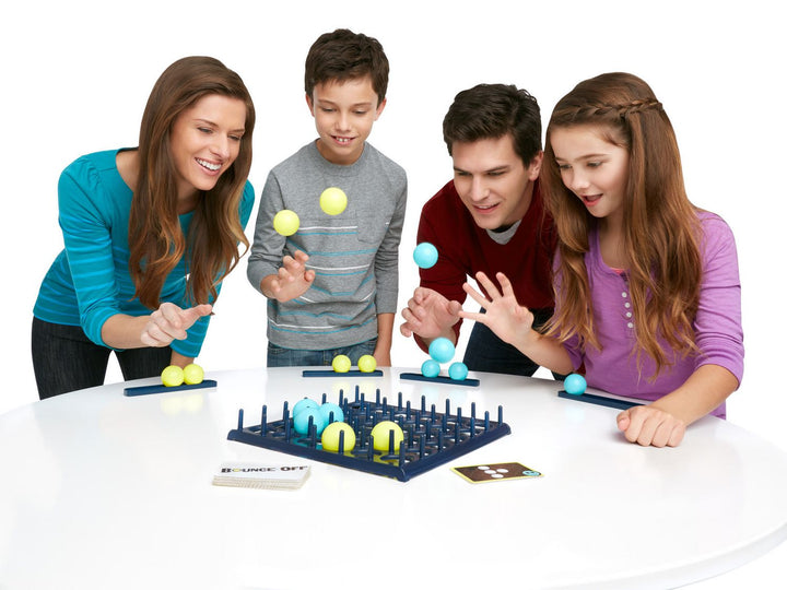 Kind concentreert zich op het springbalspel; ideaal voor educatief en actief binnenspelen.