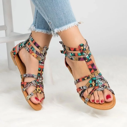 Modieuze dames sandalen met blauw slangenhuid design. Stijlvolle en comfortabele platte zomersandalen.