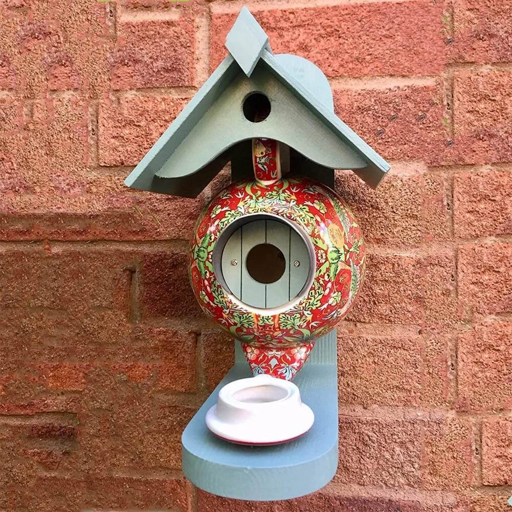 Keramiek en hars vogelvoederhuis in theepot design; handgemaakte tuindecoratie voor buitenleven.