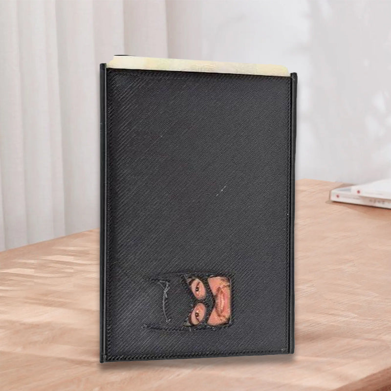 Duurzame ShadowTag beschermhoes voor ID en pasjes, zwarte superheldenlook, veilige en unieke kaarthouder.