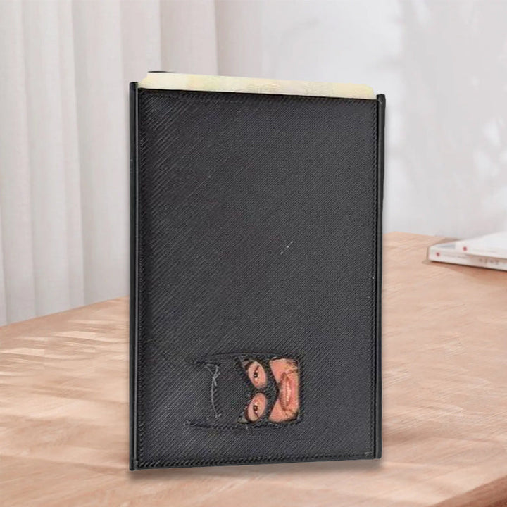 Duurzame ShadowTag beschermhoes voor ID en pasjes, zwarte superheldenlook, veilige en unieke kaarthouder.