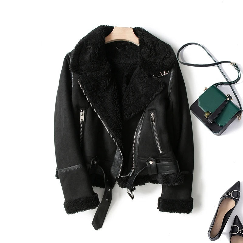 Stijlvolle, warme dames winterjas. Trendy effen bovenkleding perfect voor koude winterdagen.