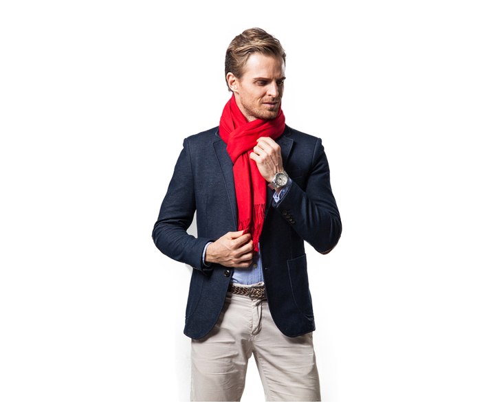 Iconische rode kasjmier sjaal, unisex model, zorgt voor luxe en warmte.