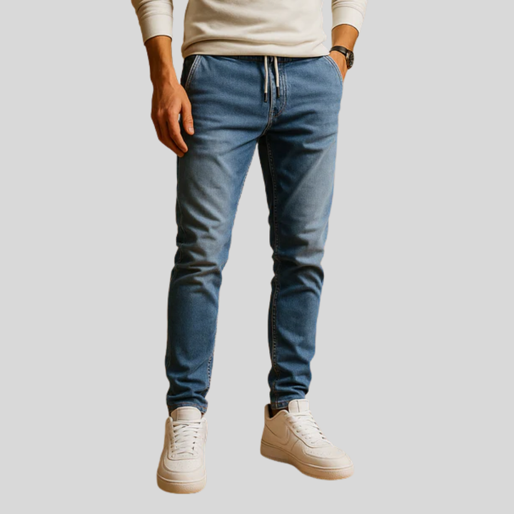 Blauwe slim fit herenjeans met comfortabele pasvorm voor dagelijks casual gebruik. Moderne spijkerbroek voor mannen.