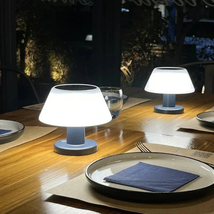 EcoGlow solar tafellamp, draadloze LED sfeerverlichting voor binnen en buiten. Duurzaam IP65 ontwerp.