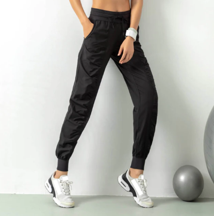 Comfortabele dames joggingbroek met relaxte pasvorm, ideaal voor lente/zomer. Perfecte casual broek.