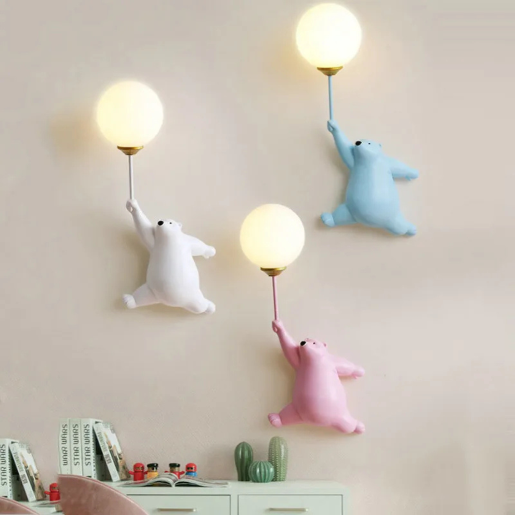 Wandlamp in kinderkamer: speelse beer met ballon, driekleurig licht voor gezellige sfeer. Ideaal voor muurdecoratie.