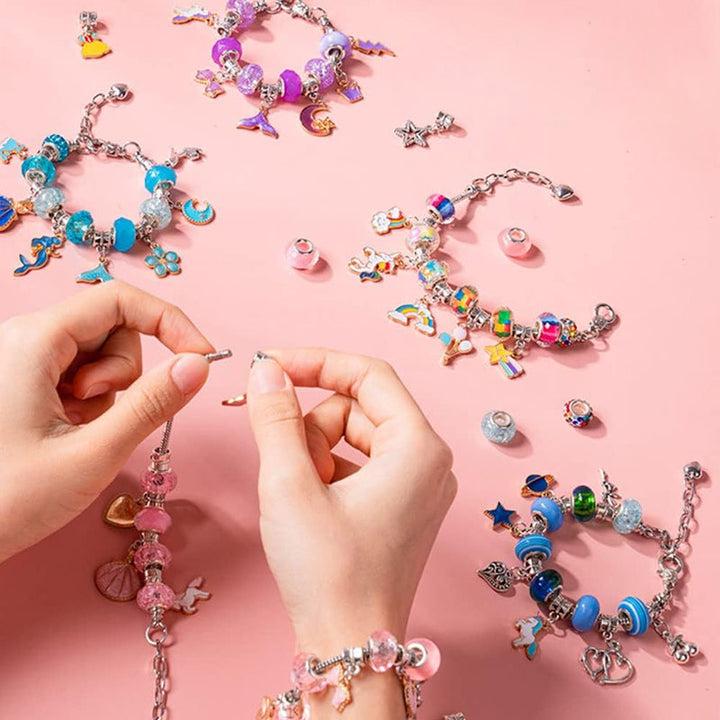 Detail van glanzende, kleurrijke kralen en parels voor het maken van unieke kinder DIY-sieraden.