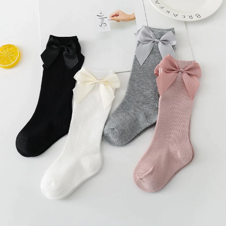 Comfortabele lentekleding: close-up van de stof van deze stijlvolle dames zomerjurk. Ademend en zacht.