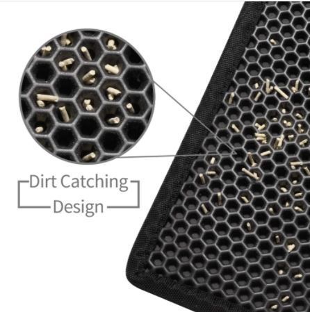Zwarte kattenbakmat met honingraatstructuur vangt kattenbakvulling op, houdt vloer schoon en hygiënisch.