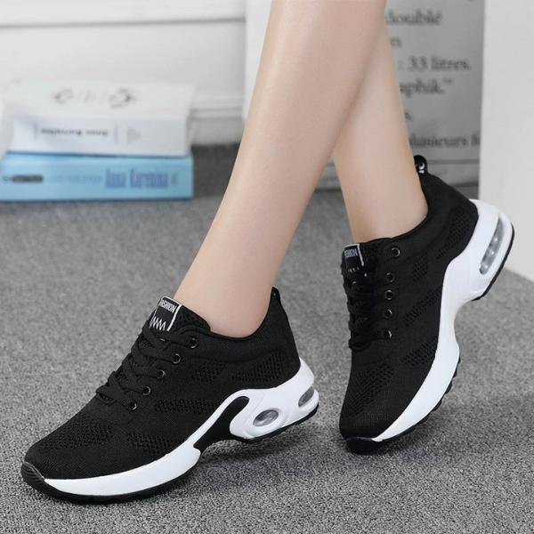 Vrouw draagt Sandys orthopedische sportschoenen, geniet van comfort en superieure voetondersteuning.