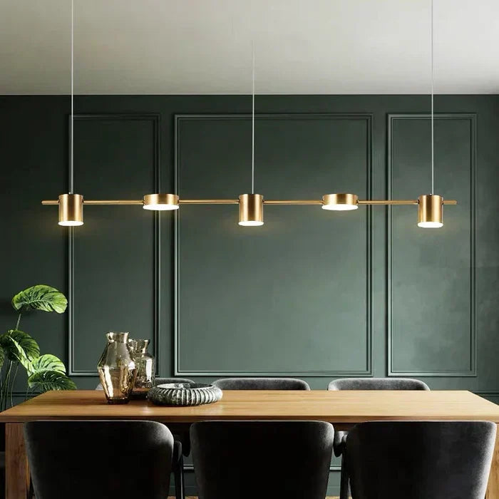 Moderne goud-zwarte aluminium hanglamp, AuraDrum design, perfect voor sfeervolle verlichting in woonkamer.