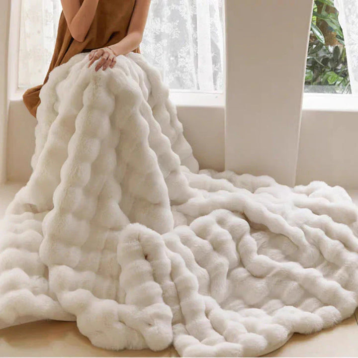 Luxe SnuggleFur faux bont deken; heerlijk warm, zacht plaid voor een stijlvol woonkamerinterieur en comfort.
